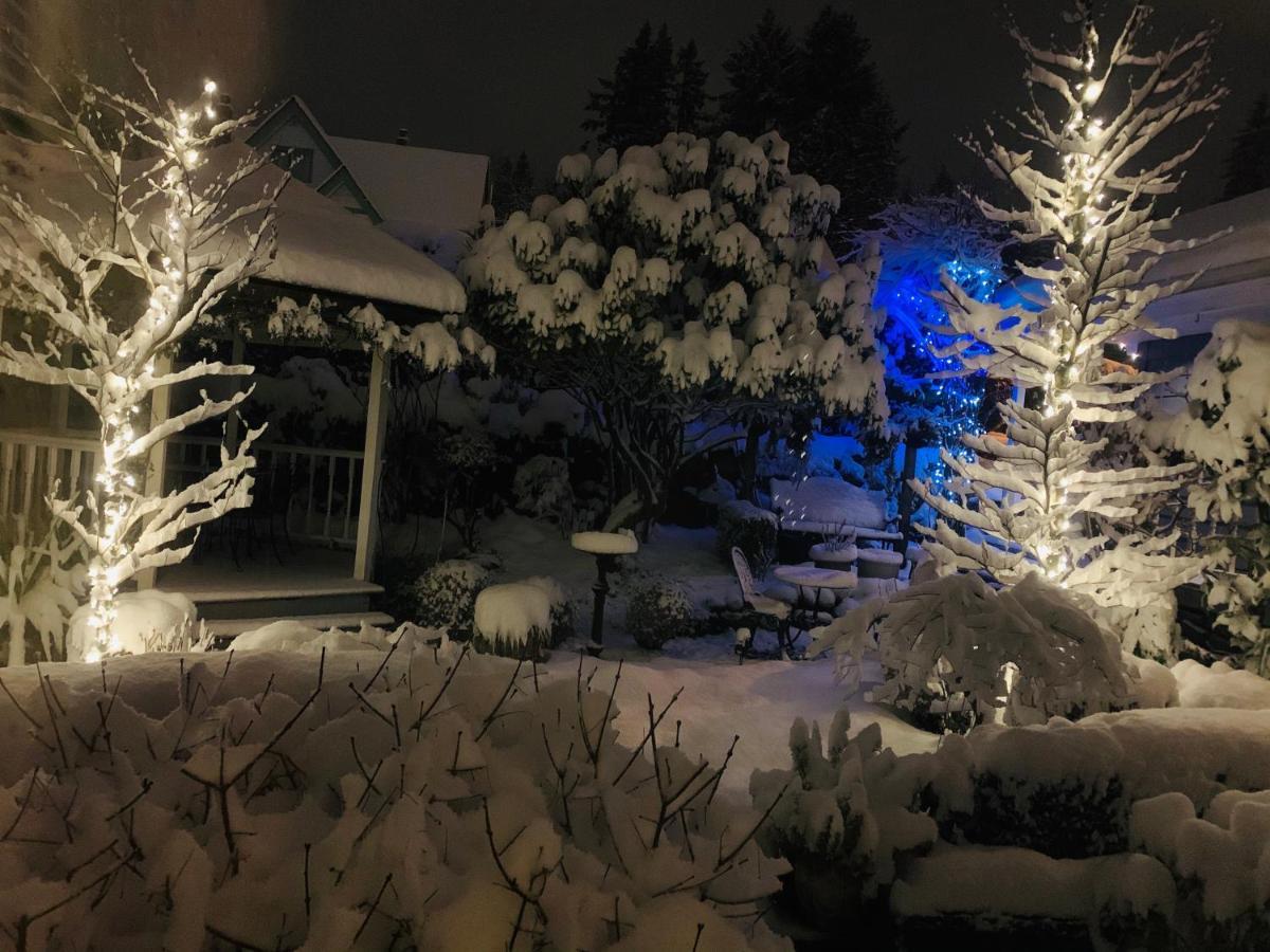 Crystal'S View Bed & Breakfast North Vancouver Exterior photo