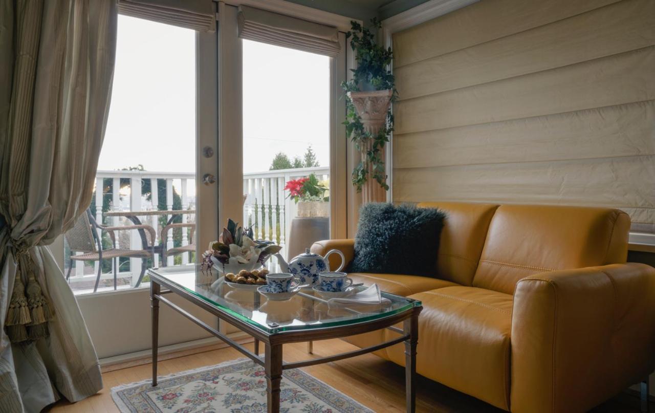 Crystal'S View Bed & Breakfast North Vancouver Exterior photo