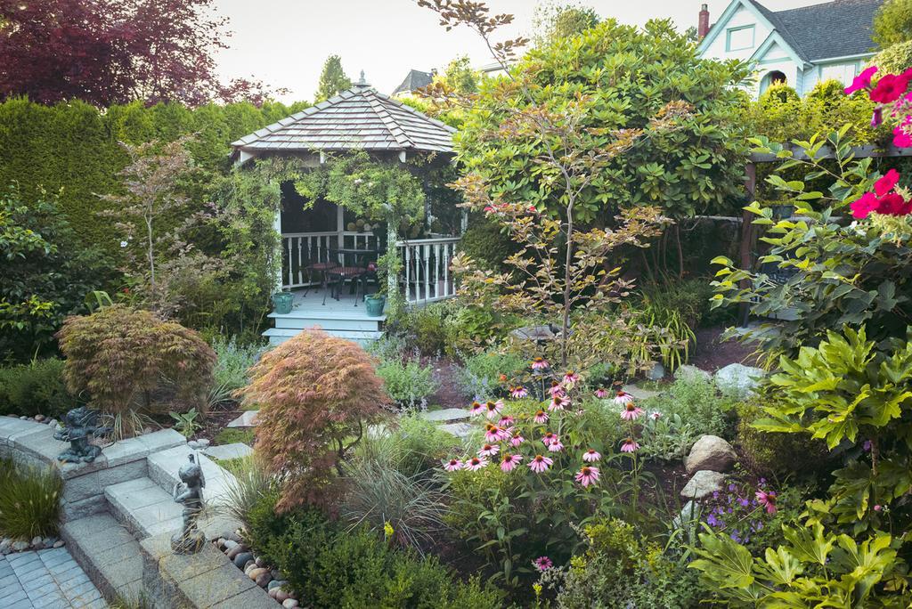 Crystal'S View Bed & Breakfast North Vancouver Exterior photo