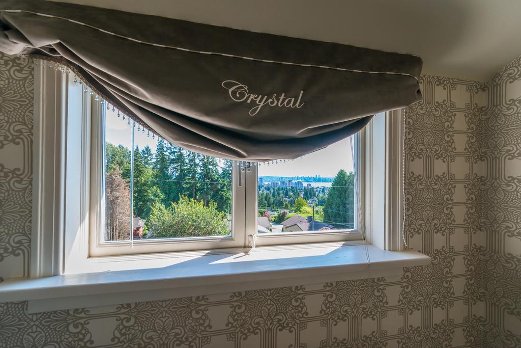 Crystal'S View Bed & Breakfast North Vancouver Exterior photo