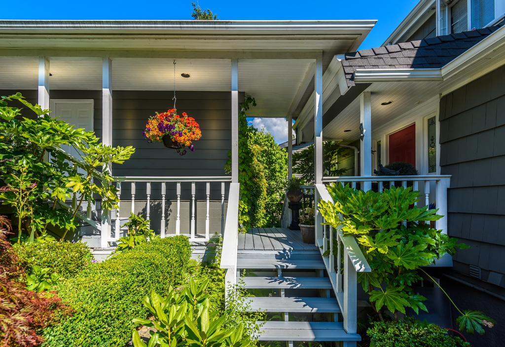 Crystal'S View Bed & Breakfast North Vancouver Exterior photo