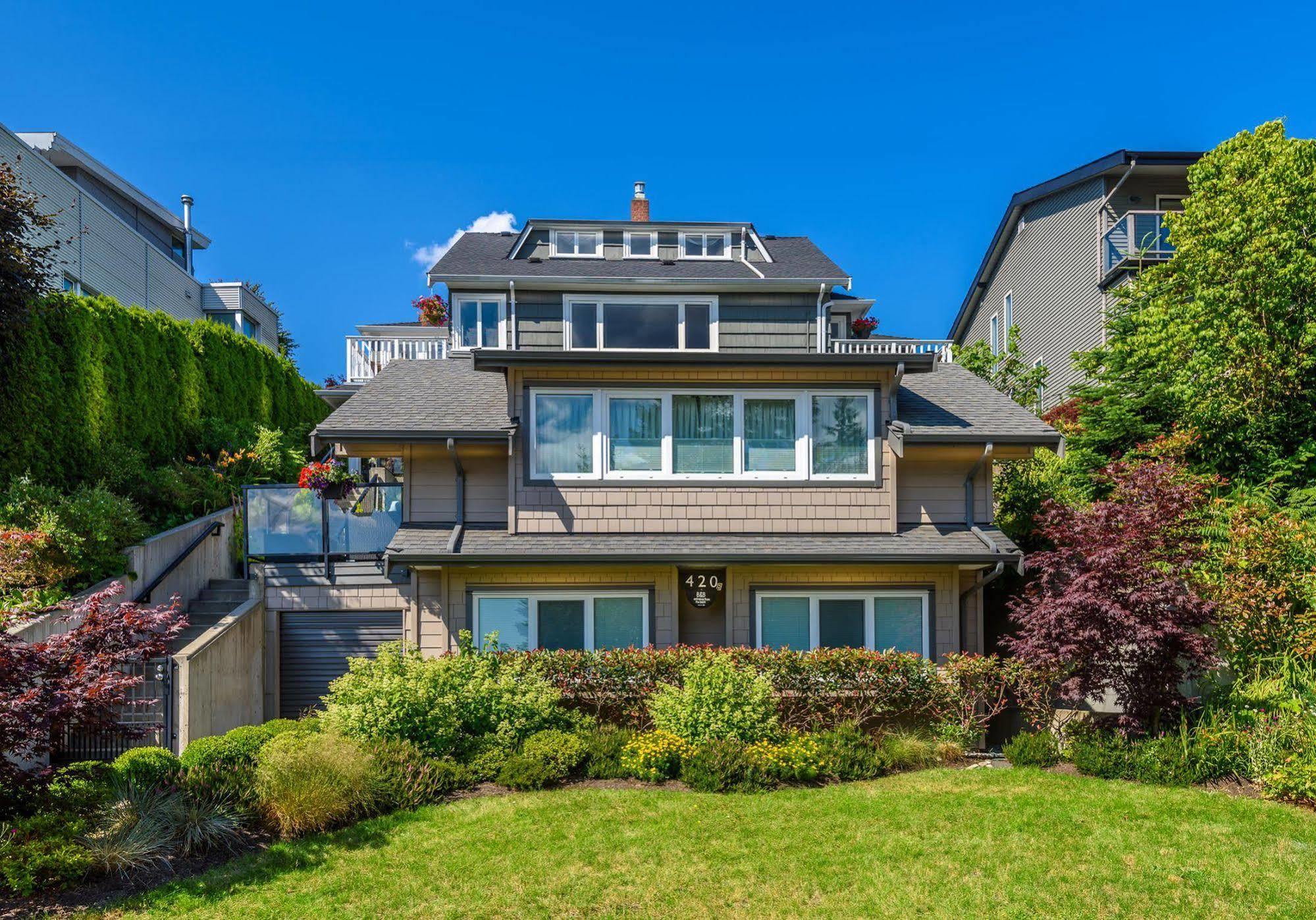 Crystal'S View Bed & Breakfast North Vancouver Exterior photo