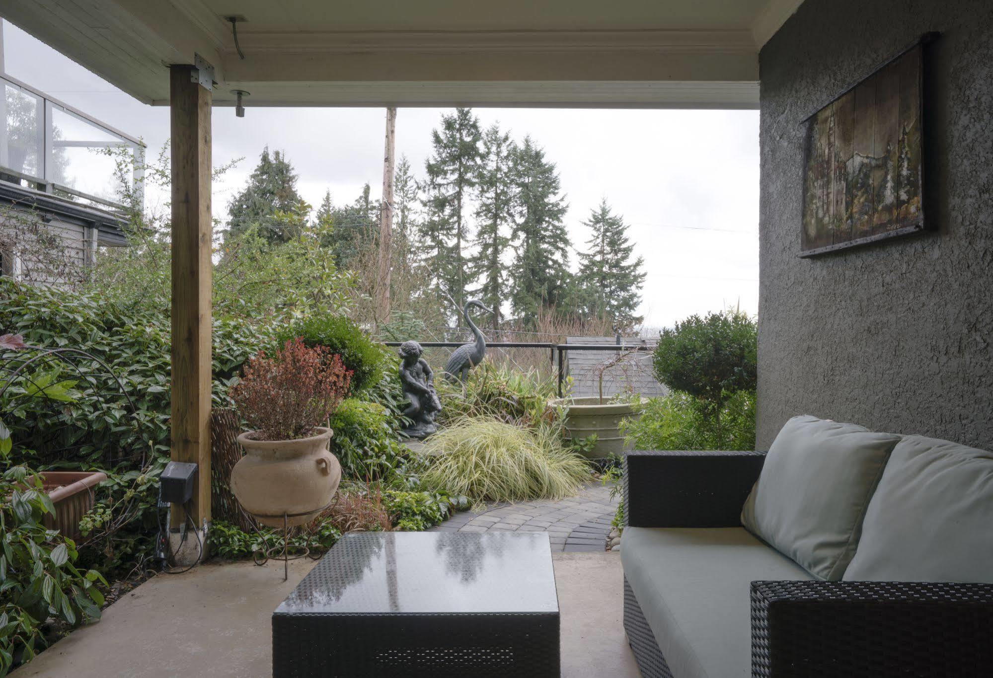 Crystal'S View Bed & Breakfast North Vancouver Exterior photo